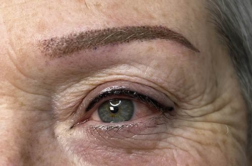 Eye liner maquillage permanent des yeux à Saintes